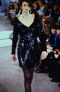 1279362836_linda-donna-karan-fw-1990(2).thumb.jpg.b1dffb78c326e3ef8aaa97b9d4fe2489.jpg