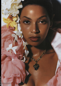 V #25 (SeptOct 2003) - Beyoncé - 004.jpg