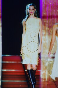 1304607316_versace-hc-fw-1999(5).thumb.jpg.7cc4c746618db91195f58175d703681d.jpg