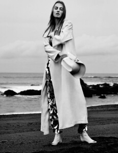 1317887470_VogueRussia-April2016-8.thumb.jpg.6df57fdf9b0bec8cb893c982d1986832.jpg