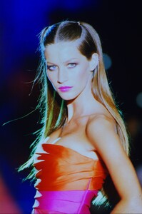 1327298394_versace-hc-fw-1999(20).thumb.jpg.8929be78152e2add6c50d1725148ec5e.jpg