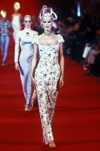 1362939225_Givenchy1997WomenRTW77.thumb.jpg.88e8c620443df2a2478c402f1c8e0eff.jpg