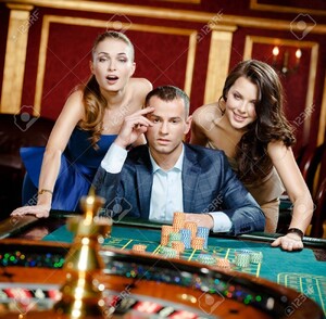 18077018-homme-avec-deux-femmes-jouant-à-la-roulette-au-casino-la-dépendance-à-l-jeu- (2).jpg