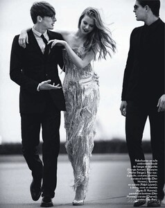 Marie Claire France (December 2011) - Star System - 004.jpg