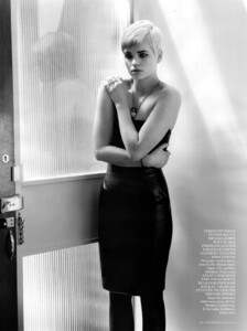 Vogue UK (September 2009) - Pixie Geldof - 006.jpg