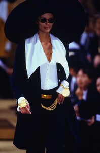 1430029968_donna-karan-ss-1993(3).thumb.jpg.8b2a4bddbc19b656d05e5d54ce3ac8fc.jpg