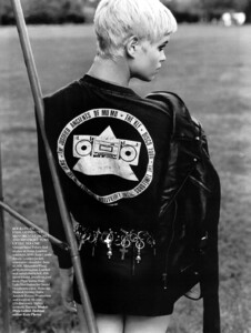 Vogue UK (September 2009) - Pixie Geldof - 001.jpg