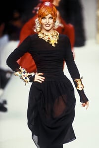 1474906588_Chanel1992HauteCouture57.thumb.jpg.5f00fa4376980edde014ae522055ac43.jpg