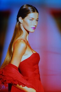 1475643568_valentino-hc-fw-1999(27).thumb.jpg.9df9949c126d3a13e0e3b3eaebfcefb7.jpg