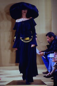 149536425_donna-karan-ss-1993(7).thumb.jpg.e615b18dae2a662e5dc088ebb418c39e.jpg