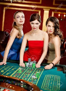 17824495-trois-femmes-placent-un-jeu-de-roulette-de-pari-à-la-maison-de-jeu (1).jpg