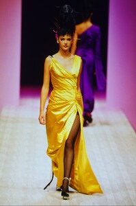 1529324621_christian-lacroix-hc-fw-1999(2).thumb.jpg.079bc1b235b585bb346d894547b7b2b8.jpg