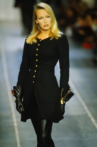 154702725_chanel-fw-1993(2).thumb.jpg.75ac7b64d4d064abd4a2ef3da48b990d.jpg