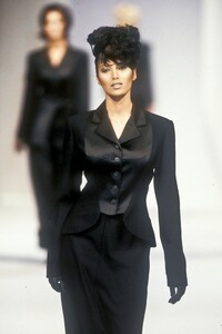 1559138720_HerveLeger1994WomenRTW90.thumb.jpg.6c82bd6161f9b55cf2e0fb72151b56a1.jpg