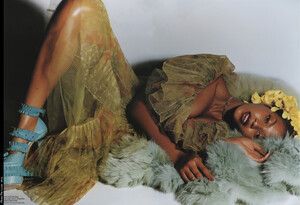 V #25 (SeptOct 2003) - Beyoncé - 005.jpg