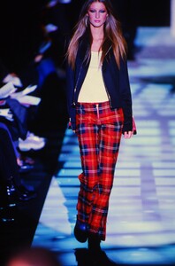 1583023584_tommy-hilfiger-fw-1999(1).thumb.jpg.48e666b4a9132ec75654fdebafa7128a.jpg