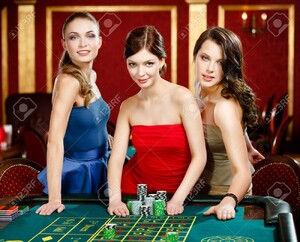17824561-trois-femmes-placez-un-pari-de-roulette-jouer-au-casino (2).jpg