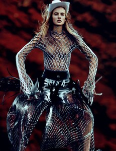 1593335019_VogueRussia-April2016-3.thumb.jpg.56de57782ff87a6d734f41f990fcea4c.jpg