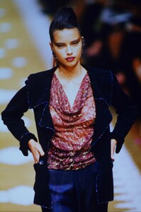 1605214348_emanuel-ungaro-hc-fw-1999(3).thumb.jpg.48a1a100e8331b448ce509ccbdfb8cee.jpg