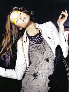Vogue Italia (August 2008) - The Fun And The Chic - 005.jpg