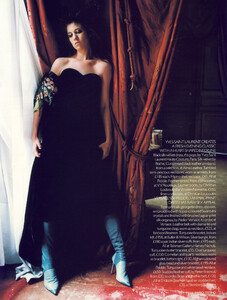 Vogue UK (November 2001) - Wild Thing - 004.jpg