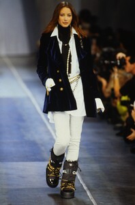 1631682493_chanel-fw-1993-christy(7).thumb.jpg.3fe54b9b5bfbcd30f9ec47fbb145271c.jpg