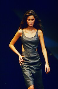 1667861032_givenchy-ss-1999(22).thumb.jpg.c3f1f77ffbb47aa290d2ce862a0fba7c.jpg