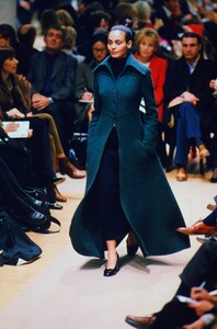 1668225673_fendi-fw-1996(4).thumb.jpg.2c3b6f347aa4c2628e600326f40d2793.jpg