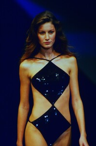 1678230879_givenchy-ss-1999(10).thumb.jpg.6cb7ba4439fb1395364bcfabbf88f702.jpg