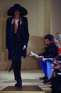 1687949702_donna-karan-spring-1993(4).thumb.jpg.8364a7515107df45bad7b6b61c38f3d2.jpg