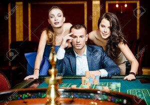 17824585-homme-avec-deux-femmes-jouant-à-la-roulette-au-casino-la-dépendance-à-l-jeu-.jpg