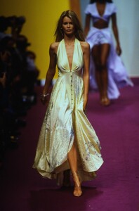 1692480093_karl-lagerfeld-spring-1995(13).thumb.jpg.9c72978e03828cbb21389690d3568d93.jpg