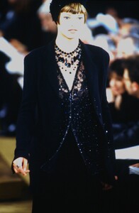 1697943206_donna-karan-fw-1993(3).thumb.jpg.03de3e15ed4155256a3bc17e33ddab12.jpg