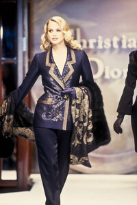 1698108165_Dior-hc-fw-1993(5).thumb.jpg.34b45535166623b4f93e2367d829032f.jpg