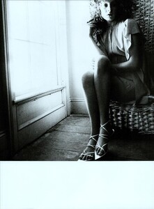ARCHIVIO - Vogue Italia (April 2003) - The Shoes and the Strings - 004.jpg