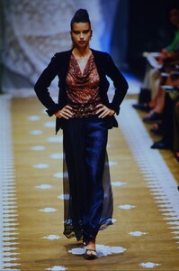 1746222472_emanuel-ungaro-hc-fw-1999(1).thumb.jpg.f26ffee81edcdcbfcd08e86ce19f34e5.jpg