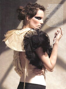 Vogue UK (January 2009) - Drama Class - 001.jpg