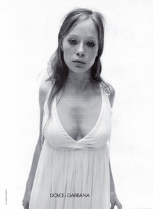 1758767211_Sorrenti_Dolce__Gabbana_Spring_Summer_1994_03.thumb.png.3ea4a6343f824c9049c9d10e8088da4f.png