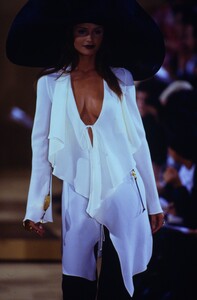 1780230924_donna-karan-ss-1993(5).thumb.jpg.c3eadb3da65101e653b181f132158c2c.jpg