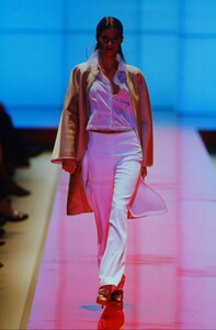 1818504469_valentino-hc-fw-1999(2).thumb.jpg.34c156fe21e7a3d7b58e45f3fadc92d2.jpg