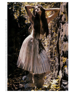 Vogue_França_Agosto2004_phMarioSorrenti_IsabeliFontana_07.jpg