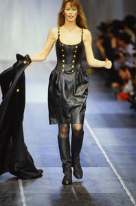 1851602756_chanel-fw-1993(7).thumb.jpg.95edb260f4517a3a64ff33b6f28b9583.jpg