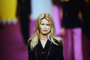 1855558975_karl-lagerfeld-spring-1995(11).thumb.jpg.755b6b50480317a8b6fc3d6f820f308c.jpg