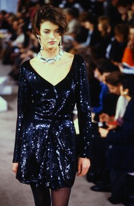 1861083348_linda-donna-karan-fw-1990(3).thumb.jpg.82c552d25bfb5e42005e51776491efca.jpg