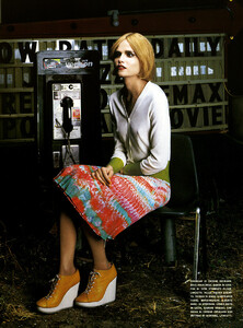 Vogue_Italia_Março2005_phRichardBurbridge_NatashaPoly_03.jpg