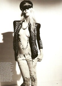 Vogue UK (April 2009) - Claudia Schiffer - 003.jpg