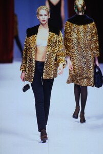 1964453427_dolce-gabbana-fall-1996(4).thumb.jpg.53f32239c71ea5d432b9dd69ec9a6f45.jpg