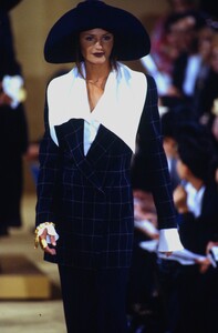 1974244987_donna-karan-ss-1993(4).thumb.jpg.62ce4a147696393afc090576f9cabdd5.jpg