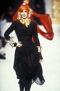 1993667000_Chanel1992HauteCouture56.thumb.jpg.742b476f3c3fa72d7ba36f6830789bb1.jpg