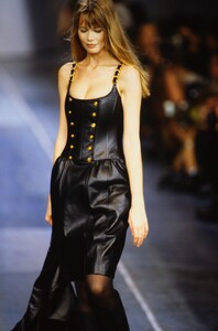 2006887235_chanel-fw-1993(3).thumb.jpg.50a32bf2c44a621a7e0c56349356e7f1.jpg